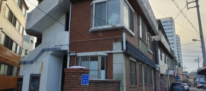 본건 부동산 옆에 위치한 천변북길 131-15 건물 모습(3층 건물로 본건 부동산
