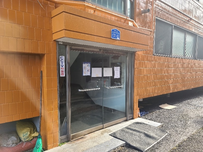 본건 출입구