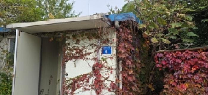 본 부동산 동쪽 지상에 걸쳐 소재하고 있는 것으로 보이는 건물(충절로975번길 6