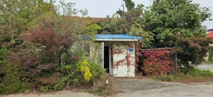 본 부동산 동쪽 지상에 걸쳐 소재하고 있는 것으로 보이는 건물(충절로975번길 6