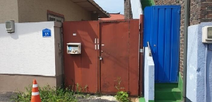 본 부동산 출입문 모습