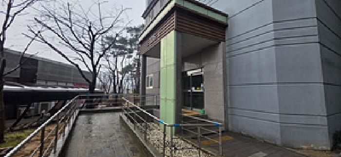 본 부동산 건물 공용현관문 모습