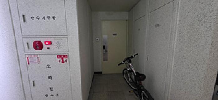 본 부동산 현관문 및 주변 모습