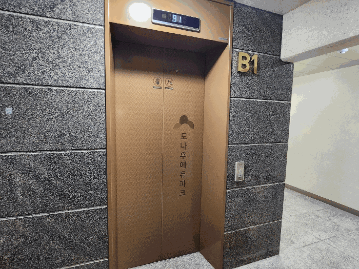 본건 승강기설비 전경