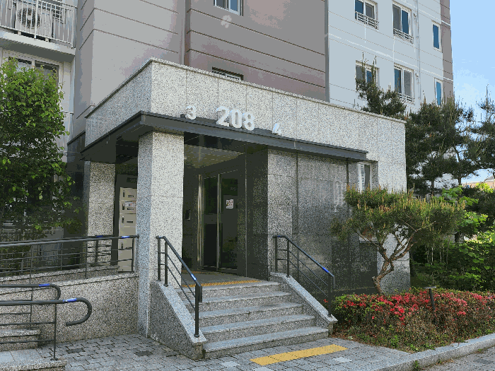 본건 공동현관 전경
