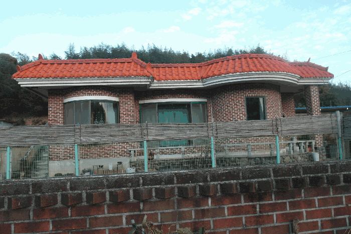 본건 기호3)토지상의 주택 근경(제시외)