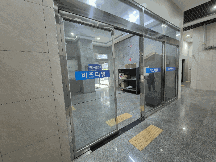 1층 공동 출입구
