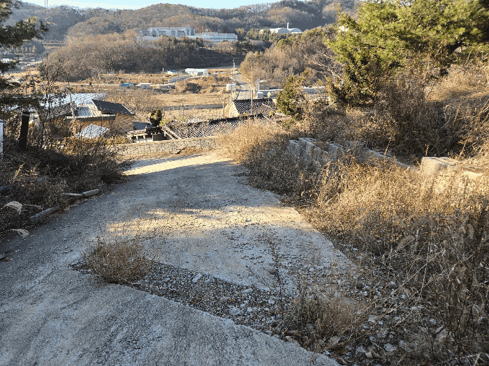 기호7( 현황'도로') 중 동측 부위 -- 북측 접면(사진 우측 부분)에 기호3,
