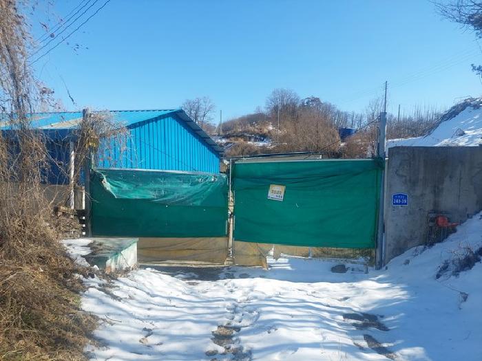 이사건 부동산 출입구 및 제시외 건물 1동 - 문은 잠겨져 있는 상태임