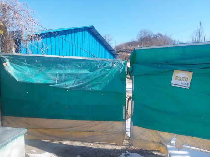이사건 부동산 출입구 및 제시외 건물 1동 - 문은 잠겨져 있는 상태임