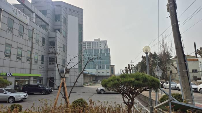 건물 우측편