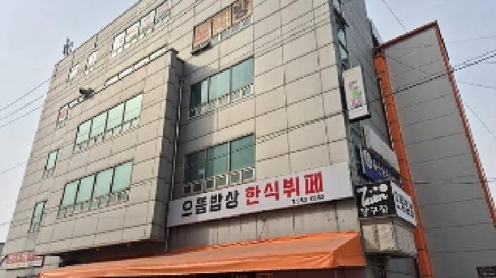 건물 좌측편