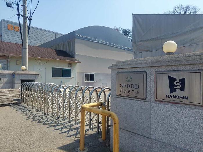 건물 정문