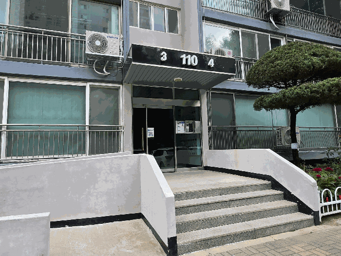 본건이 속한 동( 110동 ) 1층 보행자 출입구( 자동 보안문 )