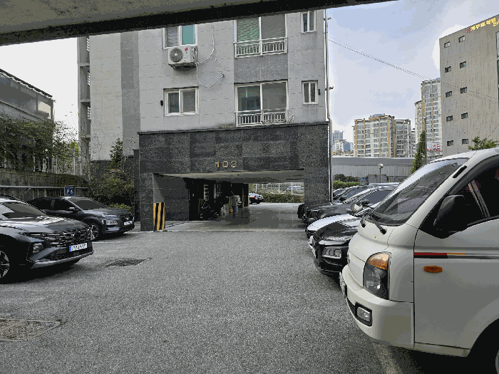 103동 1층 주차장