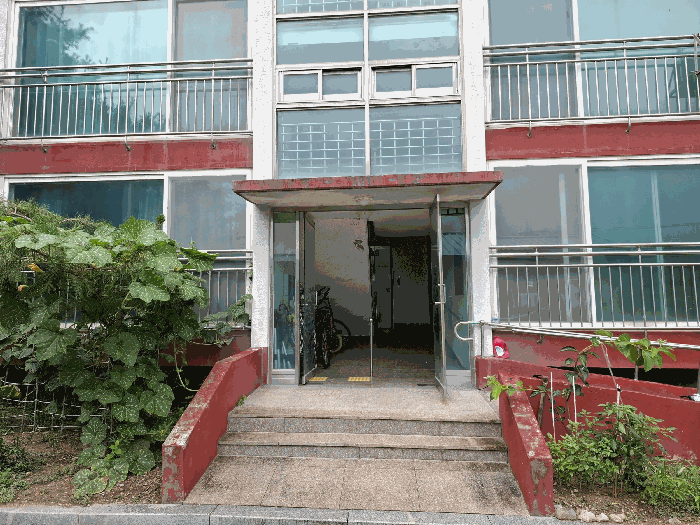 본건 공동현관 입구