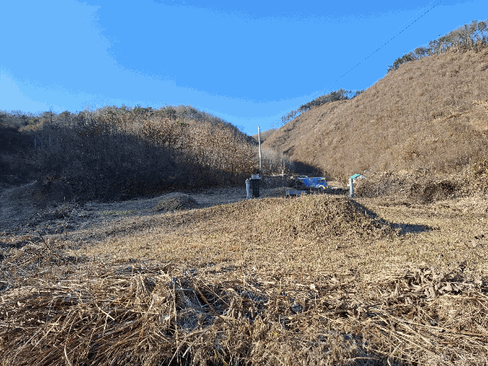 기호(2) 동측 전경 및 제시외 분묘 근경