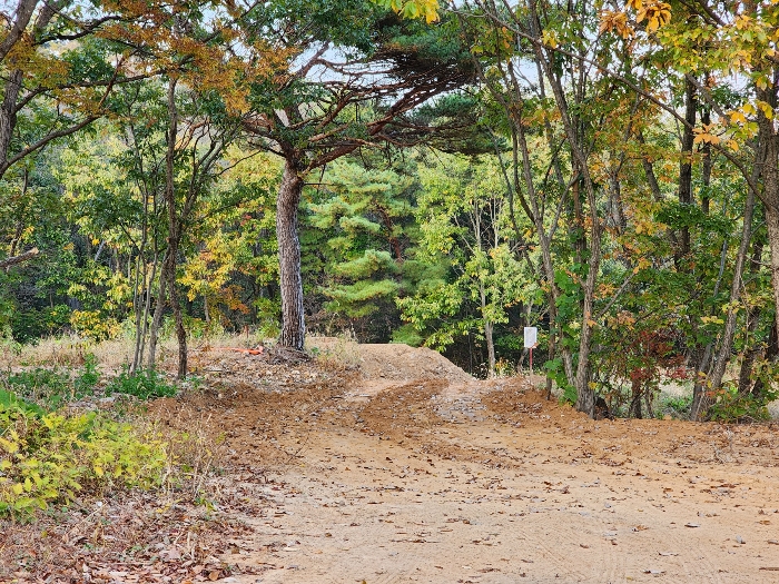 동측인접필지( 20-12 )상에는 '20-7'로 향하는 비포장'세로'가 개설됨.