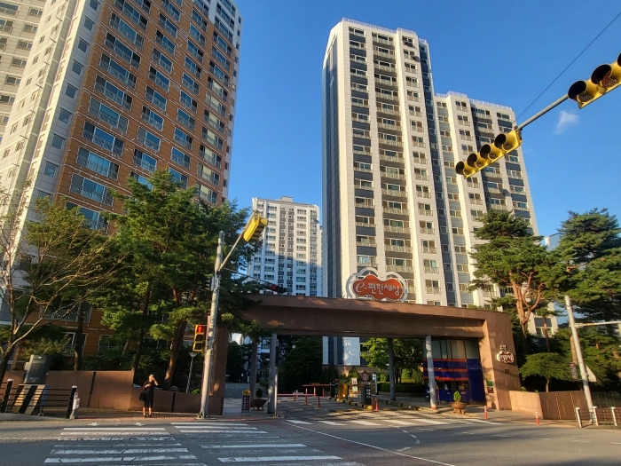 아파트 단지 주출입구