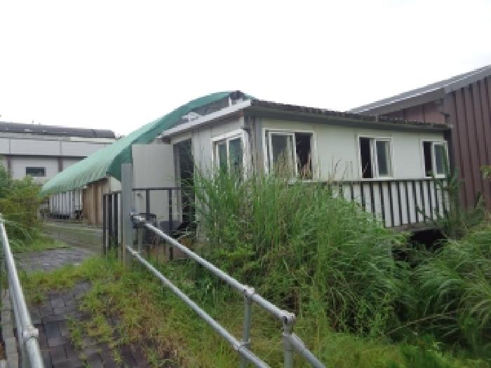 1021-2번지와 1021-7번지 지상에 걸쳐 있는 제시외 건물과 제시외 비닐하우