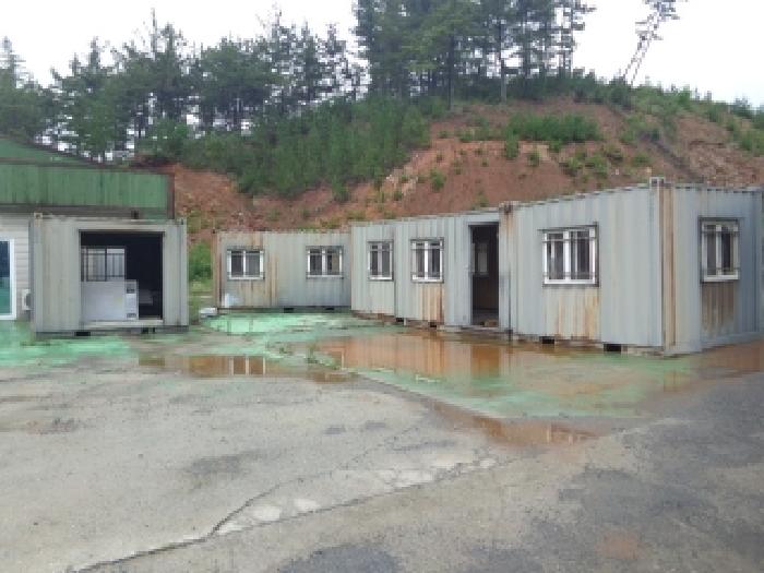 1021-1번지 북동쪽 지상에 있는 제시외 컨테이너 4동의 모습