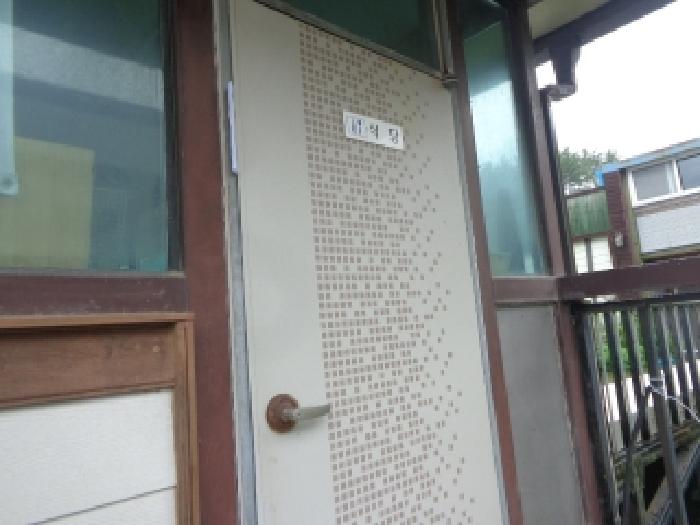 1022-2 지상에 있는 목록 15 건물 동쪽 2층 식당 출입문 모습(안내문 부착