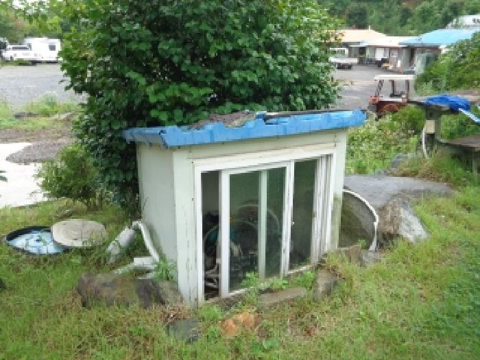 1022-2번지 남동쪽 가장자리 지상에 있는 관정으로 보이는 지하수 이용시설의 모