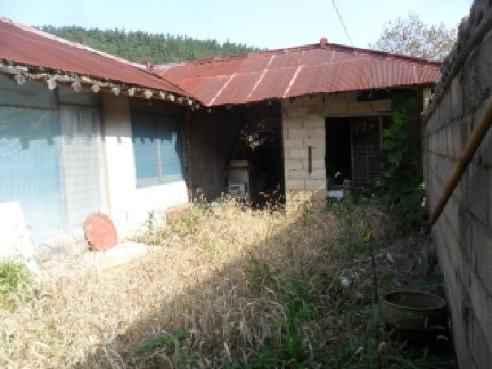 남동쪽 지상에 있는 제시외 건물의 마당 모습
