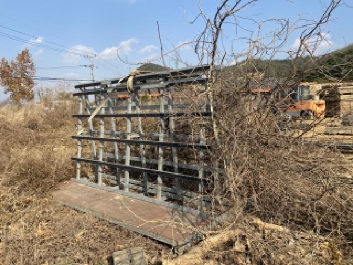 목록 2 서쪽 부분 제시외 철제 구조물