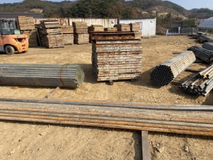 목록 1 남쪽 부분 제시외 비계용 강관 등