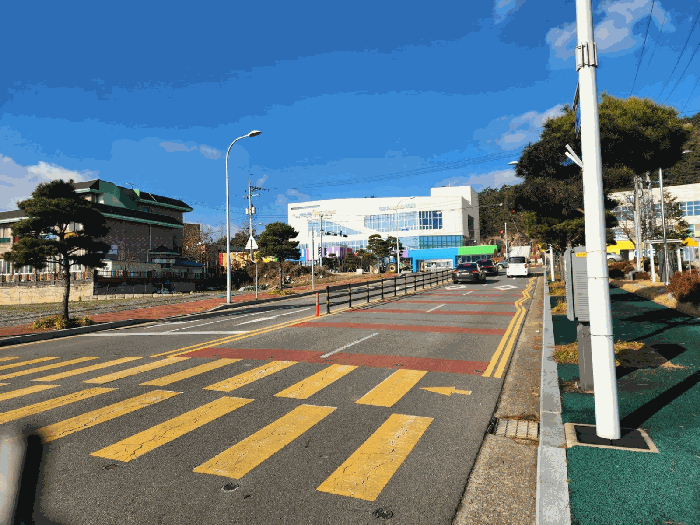 본건 동측 도로 및 주변 전경