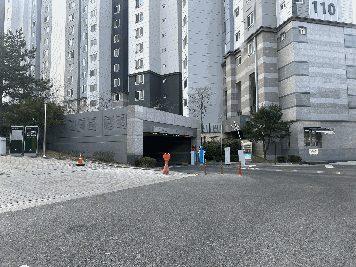 지하주차장 입구