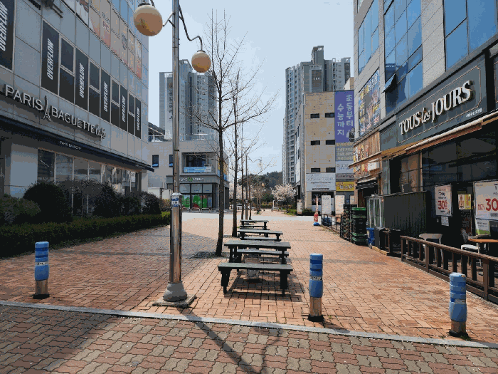 본건 남측 도로 및 주변 전경