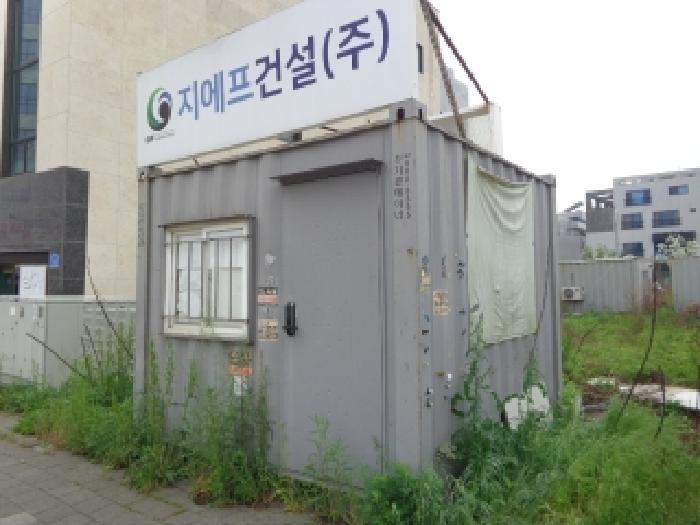 동쪽 가장자리 지상에 있는 제시외 컨테이너의 모습