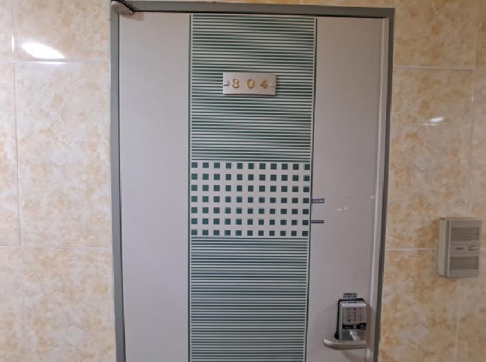 304호 현관문