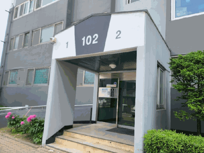 본건 출입구