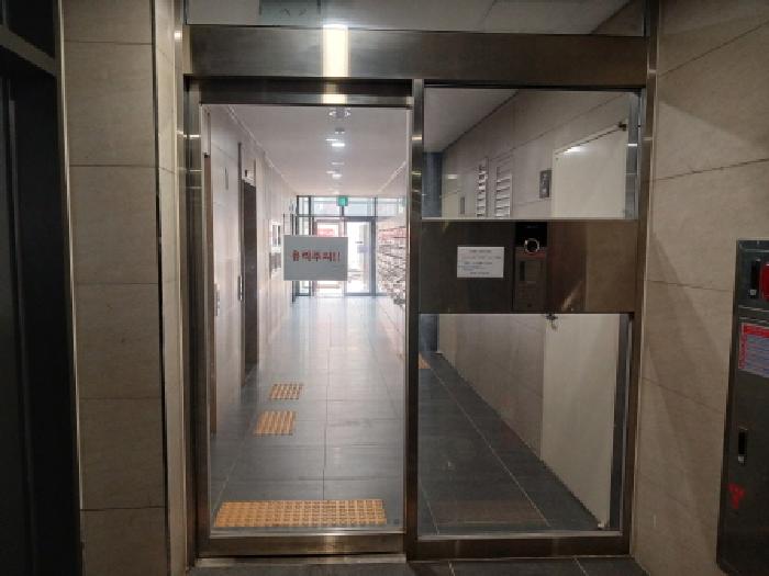 공동현관 출입구