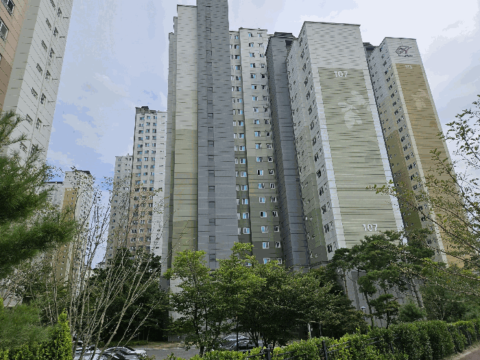 본건 동(107동) 전경
