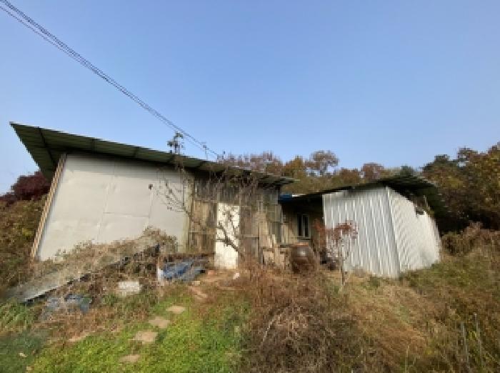 목록 1 서쪽 부분 제시외 단층 주택 후면