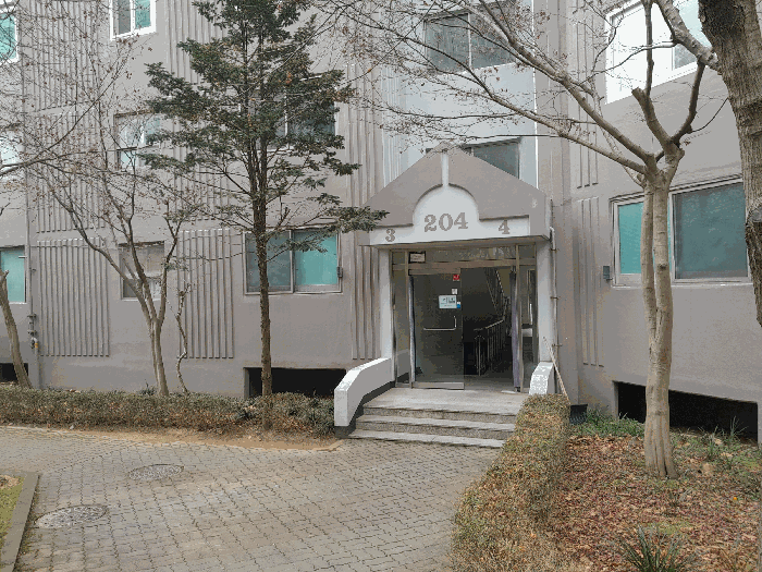 본 건물 출입구