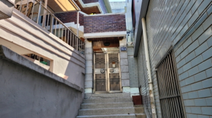 이하 본건 지상 제시외 2층건물 전경