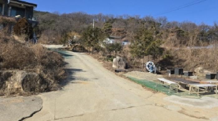 경북 칠곡군 기산면 평복리 928-9. 928-5.양지상에 설치된 도로의 전경
