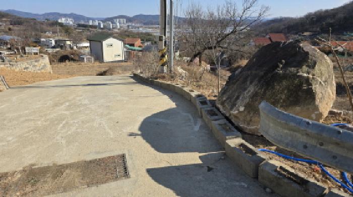 경북 칠곡군 기산면 평복리 928-9. 928-5.양지상에 설치된 도로의 전경