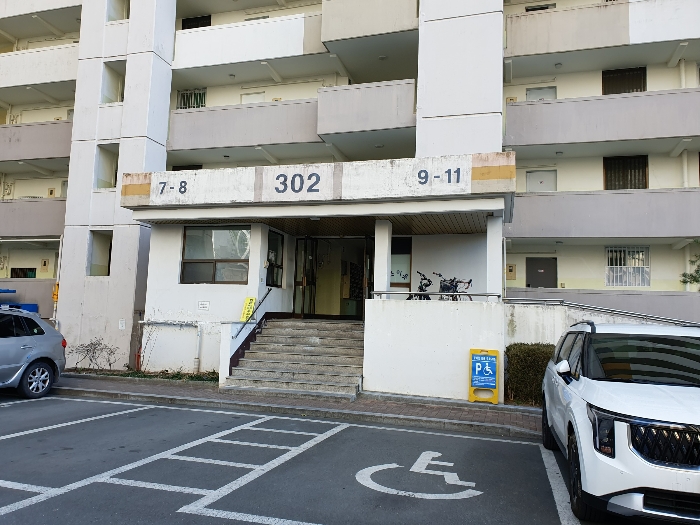 302동 7-11호 라인 출입구