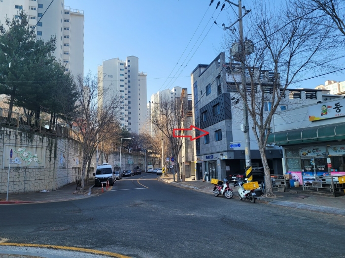 본건 및 주변전경
(남동측 도로 북동측에서 촬영)