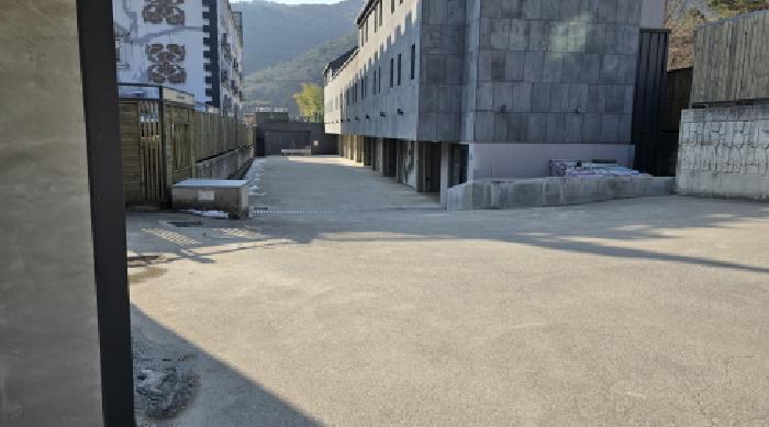 경북 칠곡군 동명면 기성리 1058-5, 1058-8, 1046-1. 지상 건물의