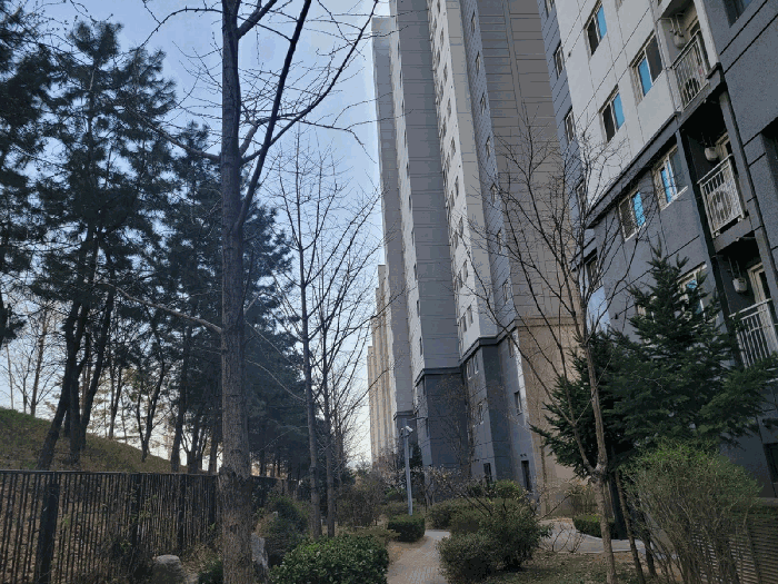 본건 소재 건물동 북동측 앞 전경