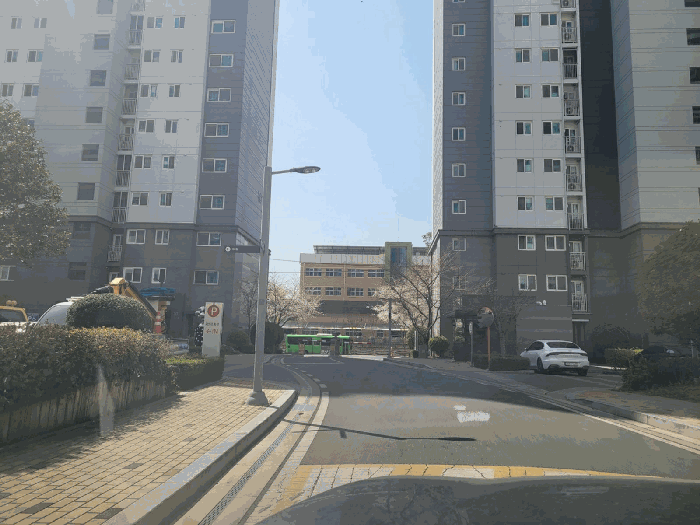 아파트단지 출입구 및 내부 도로 전경