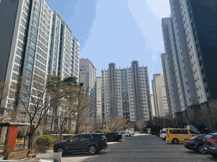 아파트단지 내부 전경
(전경 북서측에서 촬영)