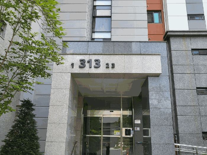 【 본건 출입구 】